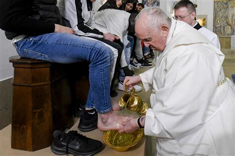 Papa Francesco che lava i piedi a detenuti