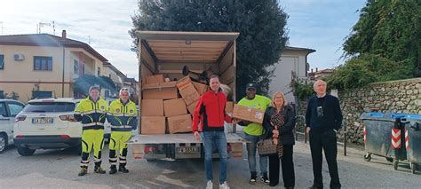 Foto dei volontari durante la distribuzione di beni di prima necessità presso l'Emporio della solidarietà.