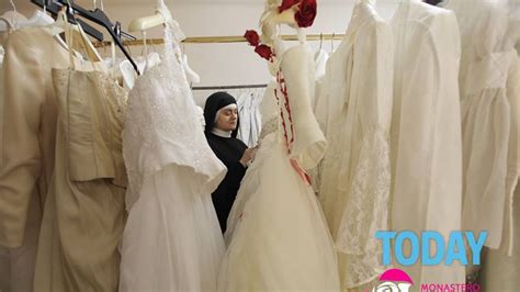 Foto degli abiti da sposa conservati con cura presso il Monastero di Santa Rita da Cascia