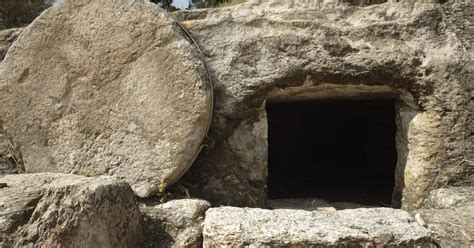 Rappresentazione simbolica del sepolcro vuoto che si apre alla luce della vita, unendo idealmente cielo e terra