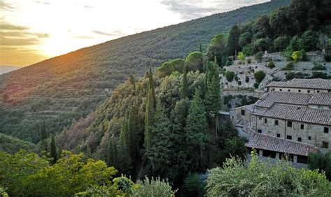 Veduta panoramica dell'Eremo di Montecasale immerso nel paesaggio boschivo dell'Appennino