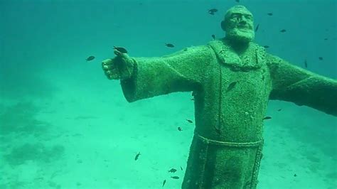 Veduta subacquea della statua di Padre Pio immersa nei fondali delle Isole Tremiti