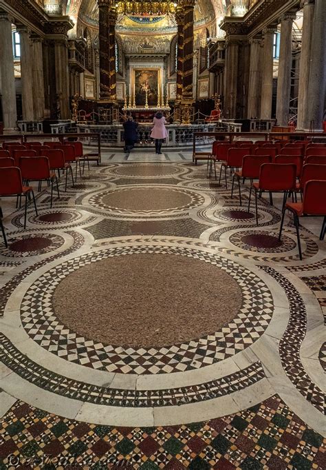 Immagine del pavimento cosmatesco nella navata centrale