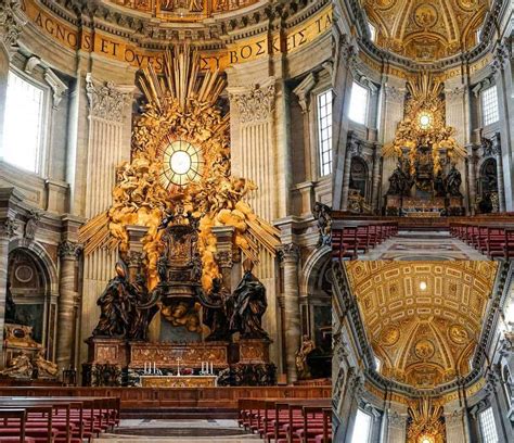 Interno della navata centrale con decorazioni barocche nella parte superiore