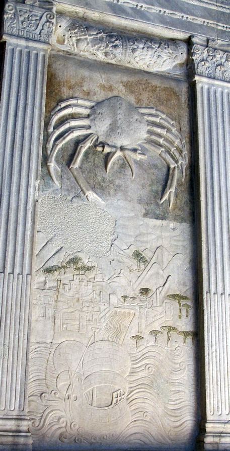 Dettaglio di un simbolo enigmatico sulle mura esterne della cattedrale
