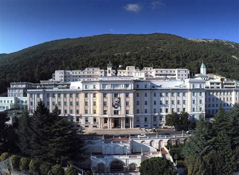 Veduta panoramica della struttura ospedaliera Casa Sollievo della Sofferenza a San Giovanni Rotondo