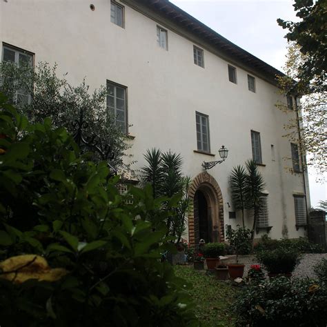 Veduta esterna della Casa Diocesana di Lucca, villa rinascimentale immersa nel verde degli ulivi