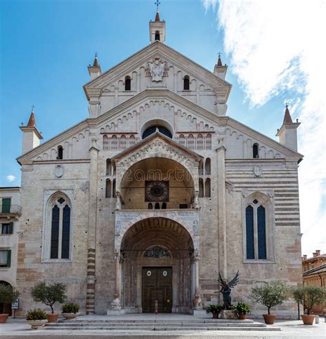 Veduta architettonica e prospetto principale di una chiesa storica dedicata alla Vergine Maria