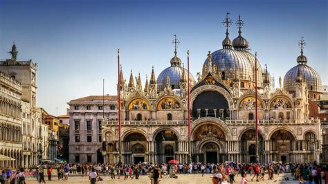 Vista esterna della Basilica di San Marco con Piazza San Marco