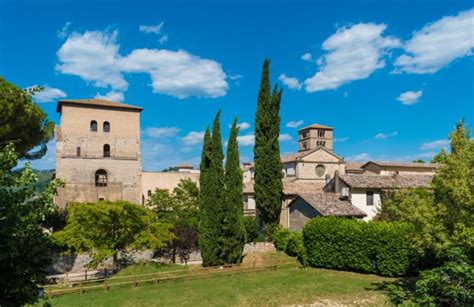 Veduta panoramica del borgo medievale di Farfa immerso nella natura della Sabina