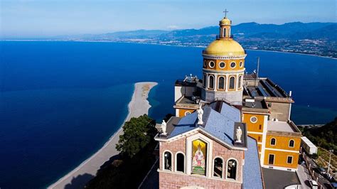 Veduta panoramica del santuario arroccato sul promontorio di Tindari con vista sulla baia di Marinello.