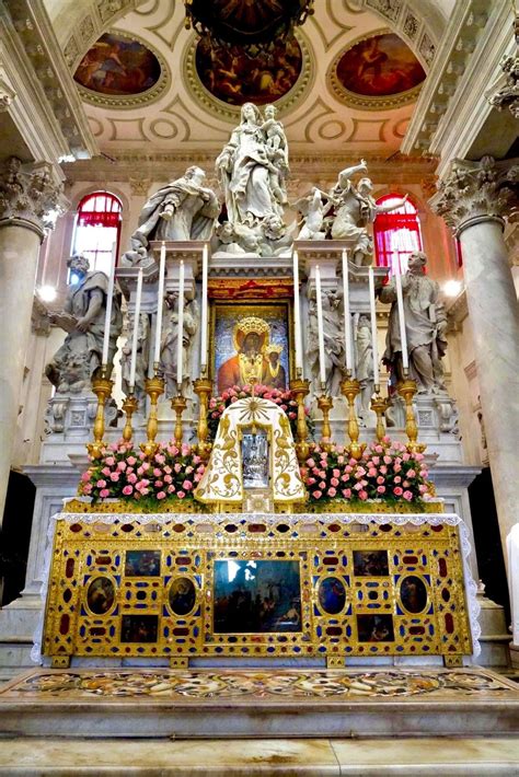 Interno della Basilica con l'altare della Madonna Bruna e le decorazioni marmoree.