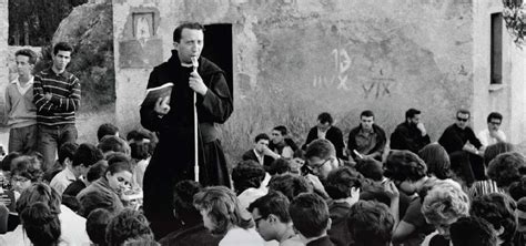 Foto storica di Don Luigi Giussani con giovani di Gioventù Studentesca o Comunione e Liberazione