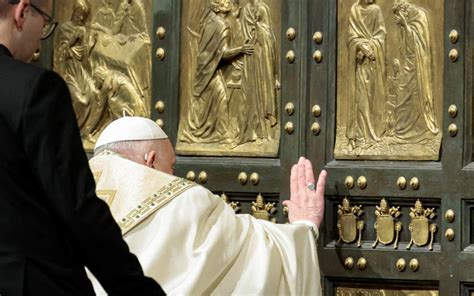Papa Francesco che parla a un pubblico numeroso in Piazza San Pietro o durante un meeting