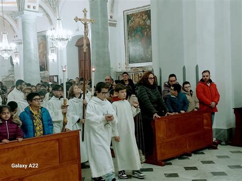 illustrazione di bambini e catechisti felici durante una festa parrocchiale