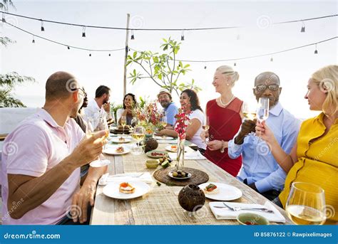 famiglie che pranzano insieme all'aperto durante una festa comunitaria