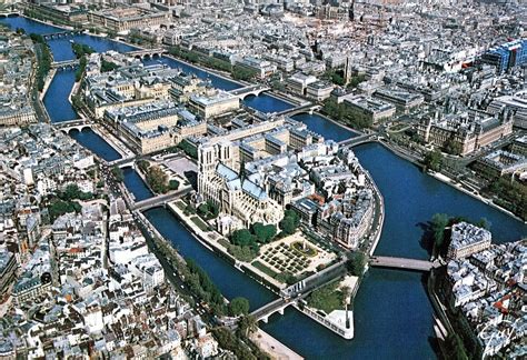 Veduta aerea della Cattedrale di Notre-Dame de Paris sull'Île de la Cité