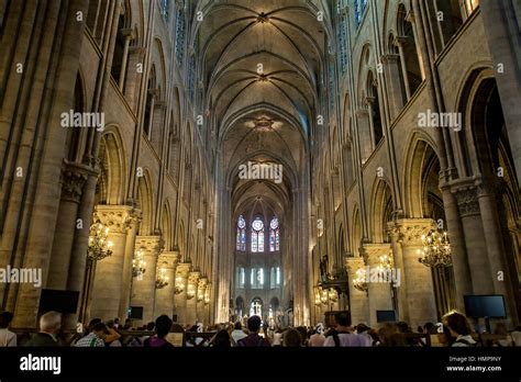 Interno della Cattedrale di Notre-Dame con la navata centrale