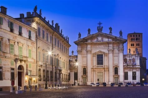 Vista esterna della Cattedrale di San Pietro Apostolo a Mantova con la facciata tardo barocca e il campanile romanico