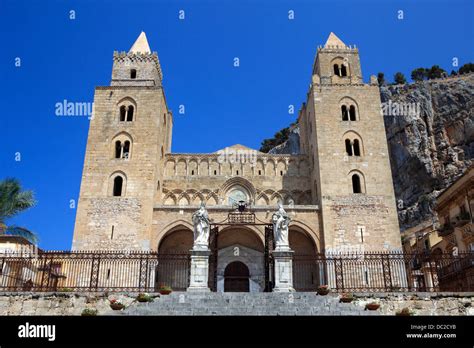 Facciata della Basilica Cattedrale di Cefalù con le torri normanne