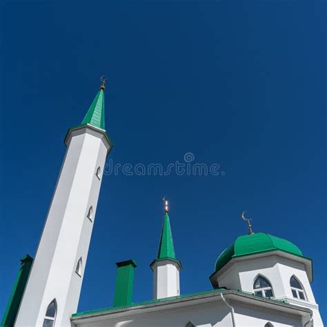 Illustrazione del muezzin che recita l'Adhan dal minareto di una moschea