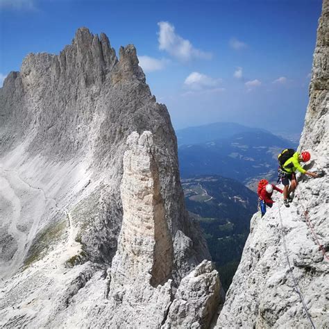 Arrampicata su via ferrata con panorama alpino