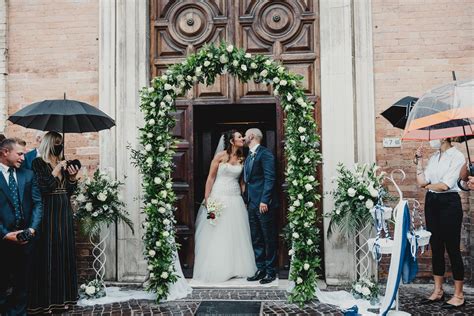 Arco floreale decorato per una cerimonia nuziale all'aperto