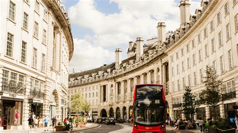 Foto del corteo nuziale in carrozza attraverso le strade di Londra