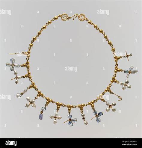 Collana bizantina con croci pendenti, VI-VII secolo, oro, perle, zaffiro, quarzo fumé e quarzo.