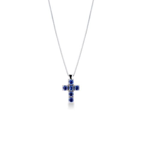 Collana con ciondolo a croce in oro bianco e diamanti, indossata da uomo e donna.