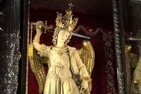 Statua di San Michele che tiene la spada per la lama a Saint Michael's Mount, Cornovaglia