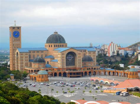 La moderna Basilica di Nostra Signora di Aparecida in Brasile