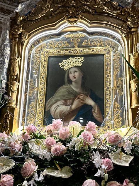 Foto ravvicinata dell'immagine della Madonna della Misericordia, che evidenzia lo sguardo e la cornice