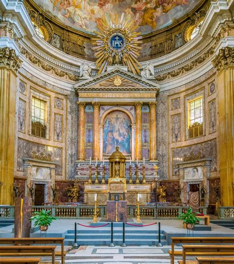 Foto dell'interno della chiesa, mostrando l'altare maggiore e la cupola affrescata