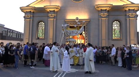 Foto di una processione eucaristica con l'ostensorio portato per le strade