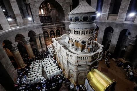 Foto della Basilica del Santo Sepolcro a Gerusalemme durante una celebrazione