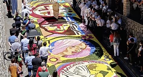 Foto di un tappeto di segatura artistico realizzato per il Corpus Domini a Camaiore