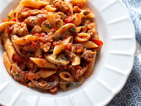 Infografica con esempi di pizze speciali (