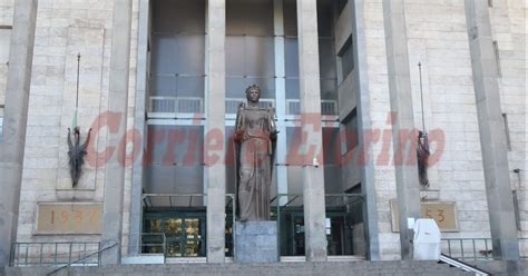 foto del tribunale di Catania o aula di giustizia