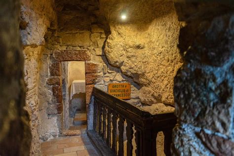 Interno della Grotta di San Francesco con il letto in pietra all'Eremo delle Carceri