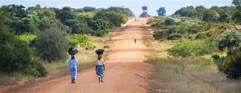 Foto di un paesaggio rurale del Mozambico con una missione Comboniana