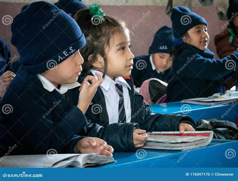Bambini che studiano in un'aula ristrutturata in Asia