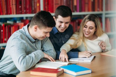 Giovani seminaristi che studiano in biblioteca