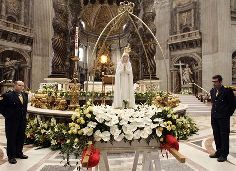 La statua della Madonna Pellegrina
