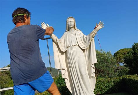 Dettaglio della statua della Madonna Mutilata di Bareggio
