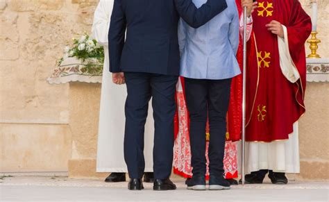 Padrino e cresimando durante la cerimonia della Cresima