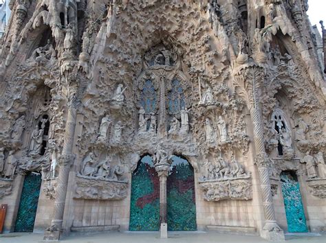 Dettaglio delle sculture e decorazioni della Facciata della Natività