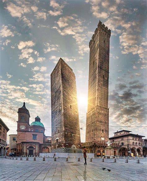 Infografica comparativa tra le due torri: altezza, stile, panorama