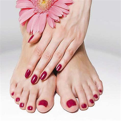 Foto di mani e piedi curati con smalto elegante