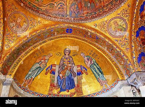 Dettaglio dei mosaici dorati all'interno delle cupole della Basilica di San Marco